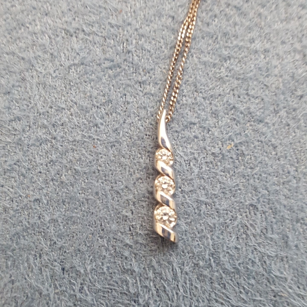 14k solid white gold necklace w/diamond pendant